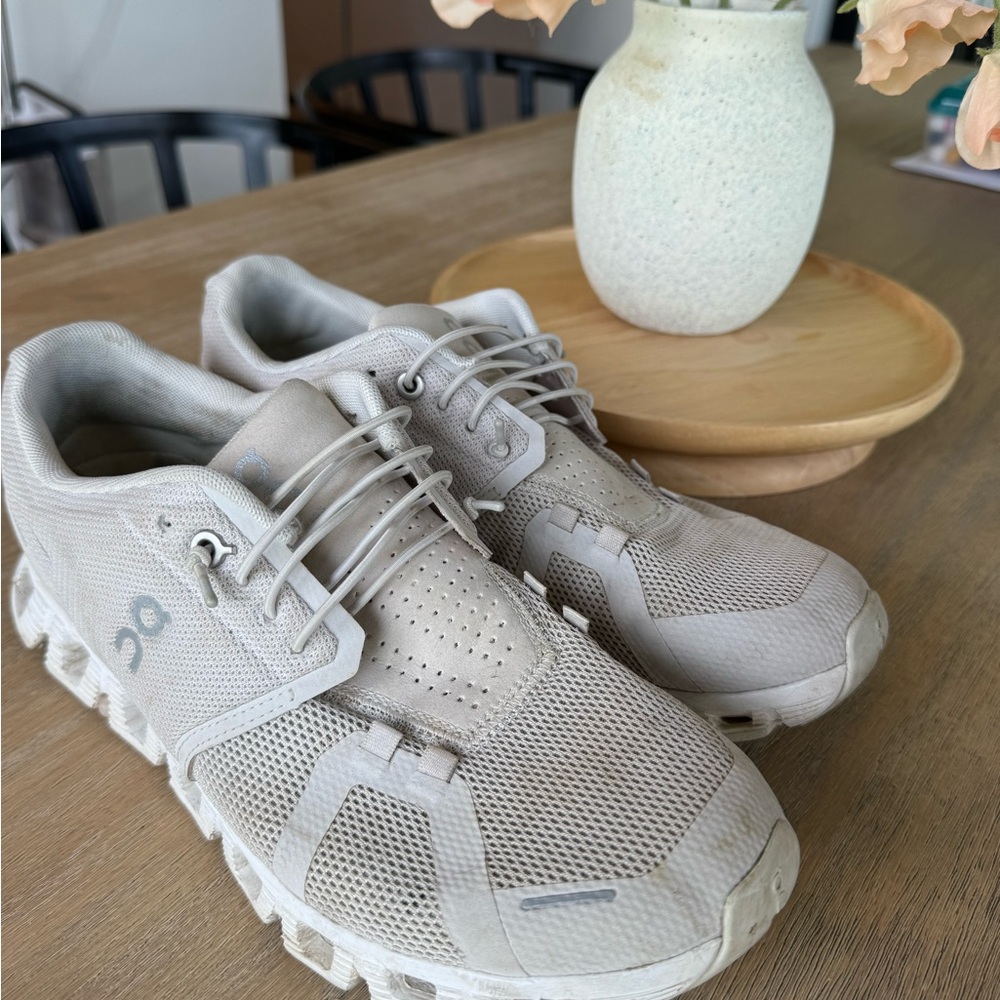 On Running Light Gray Sneakers W9
